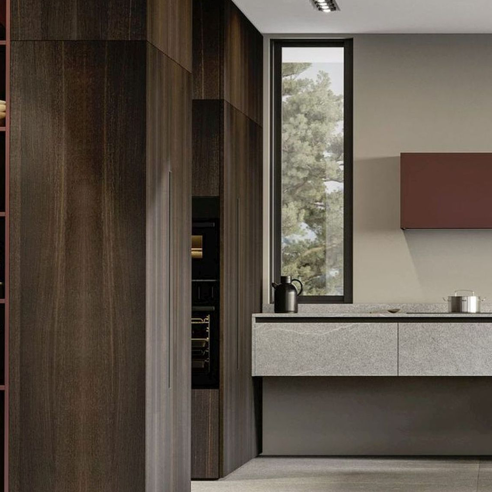 La colonna-monolite: la cucina che ridefinisce gli spazi 